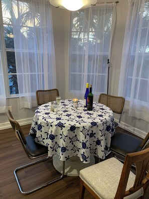 Dining - Luxury condo inn the heart of Naples, 3/2, community pool and fitness center (Naples)