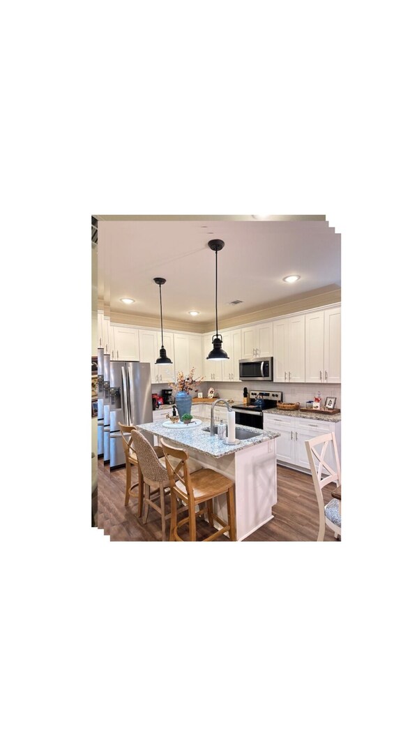 Jääkaappi, mikroaaltouuni, uuni, liesi