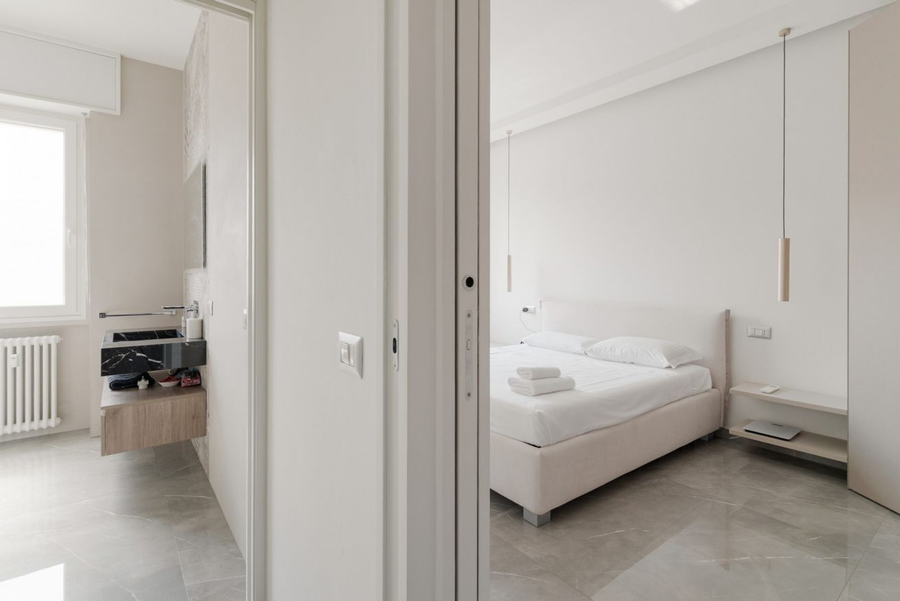 2 habitaciones y tabla de planchar con plancha 