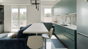 Una cocina moderna con comedor, sofá y vista al exterior.