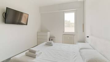 2 Schlafzimmer, Bügeleisen/Bügelbrett