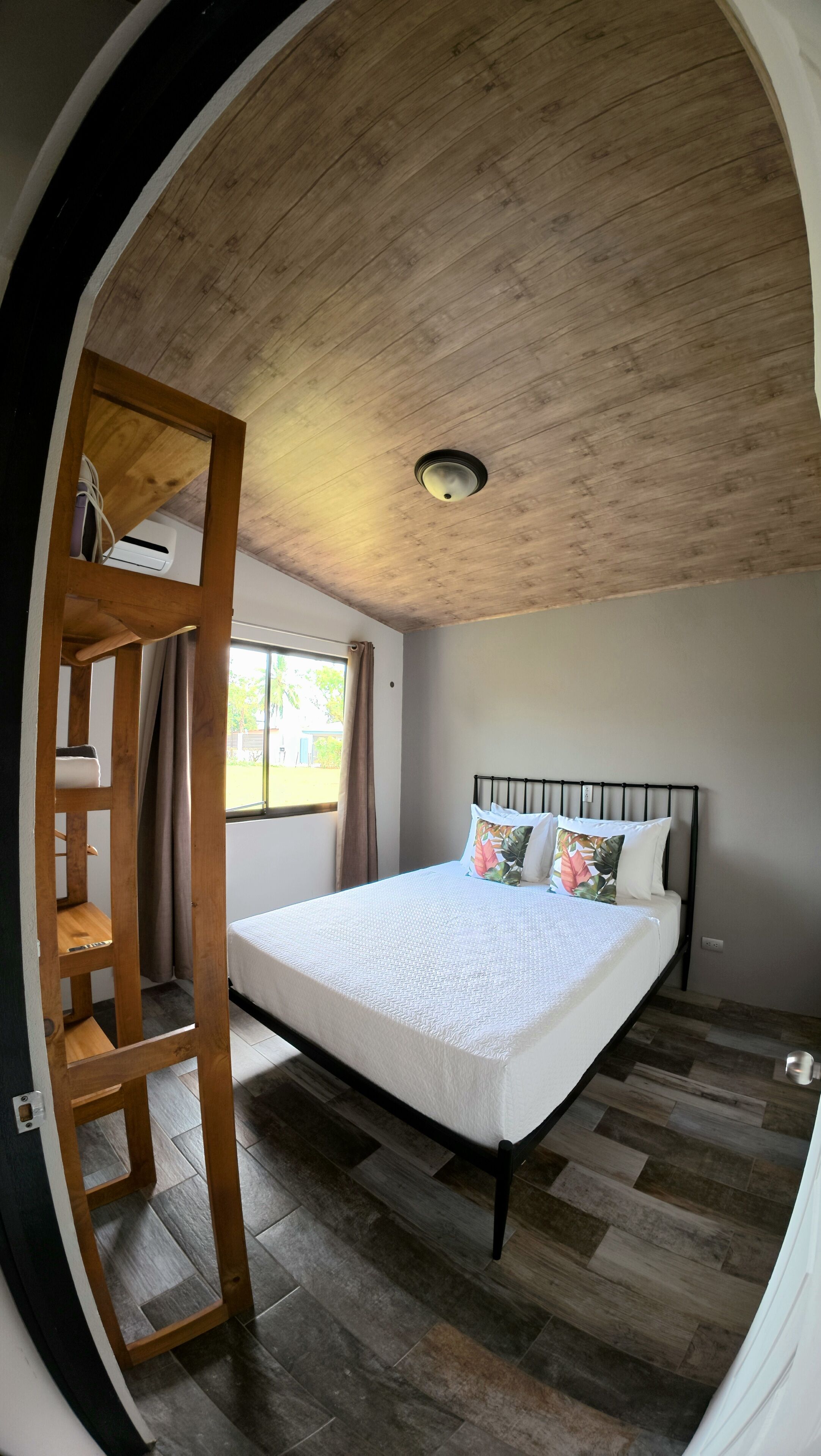 2 slaapkamers, een strijkplank/strijkijzer, reisbedje, gratis wifi