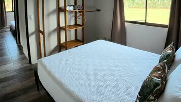 2 habitaciones, tabla de planchar con plancha y cuna de viaje