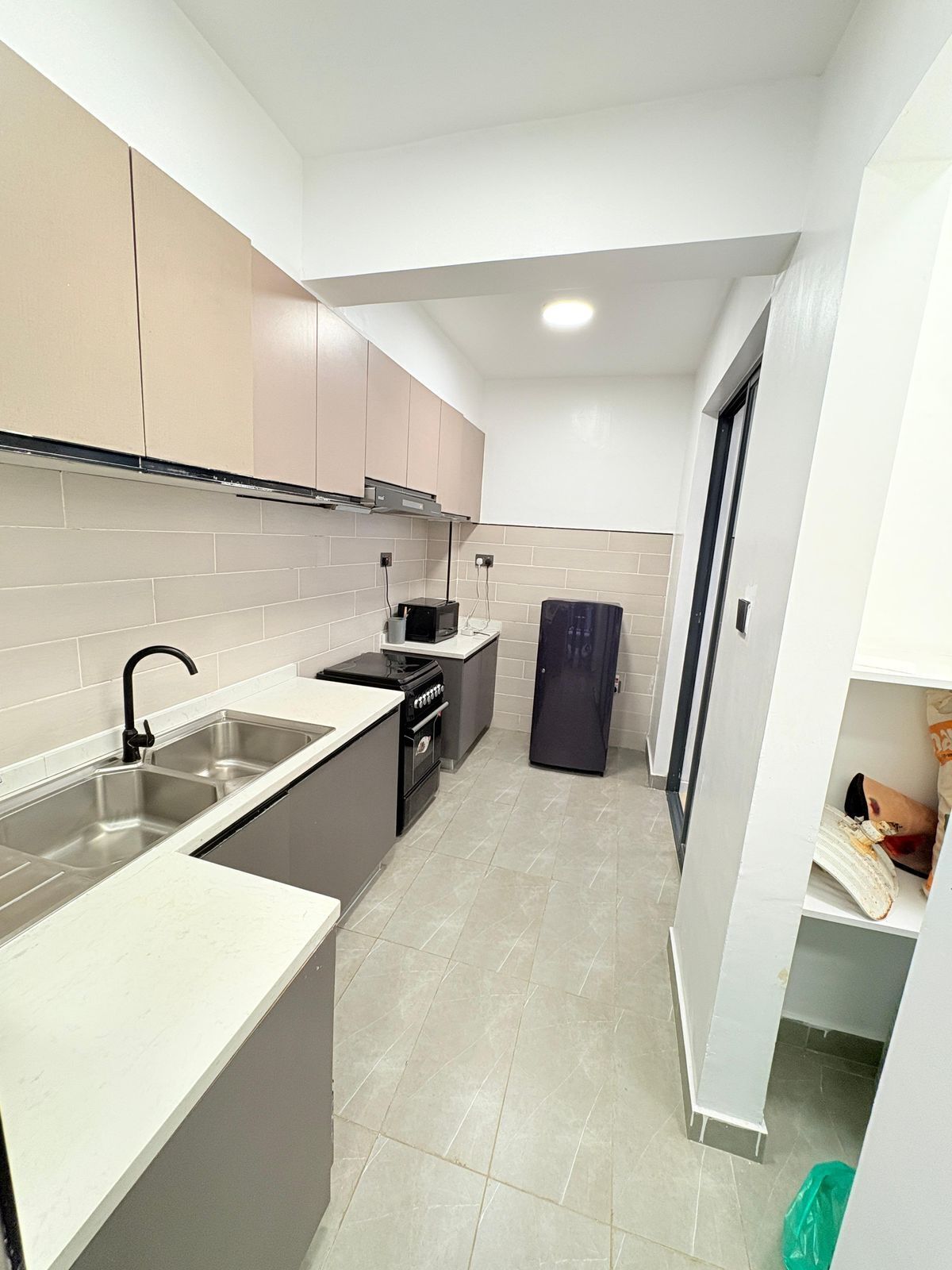 Réfrigérateur, micro-ondes, bouilloire électrique