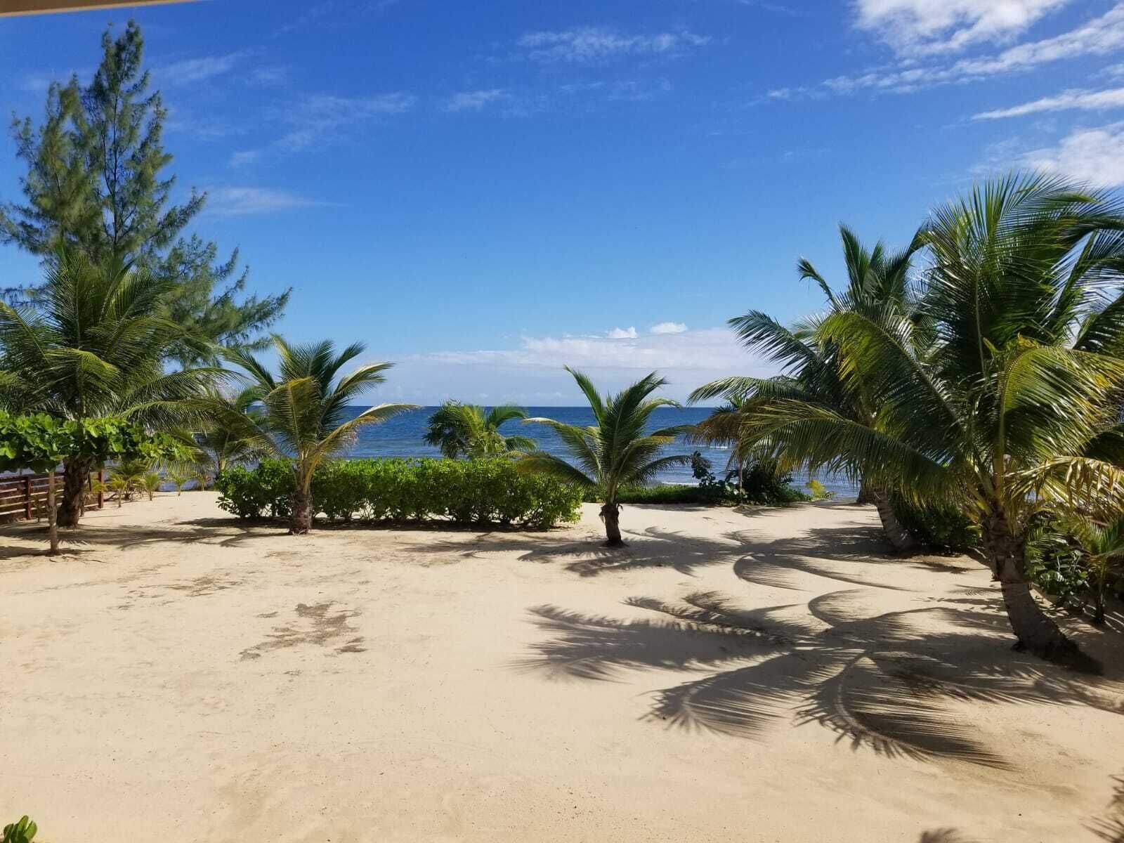 En la playa, camastros y toallas de playa 