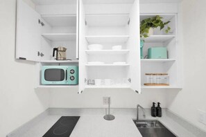 Kjøleskap, mikrobølgeovn, kokeplater og kaffetrakter/tekoker