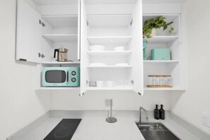 Kjøleskap, mikrobølgeovn, kokeplater og kaffetrakter/tekoker