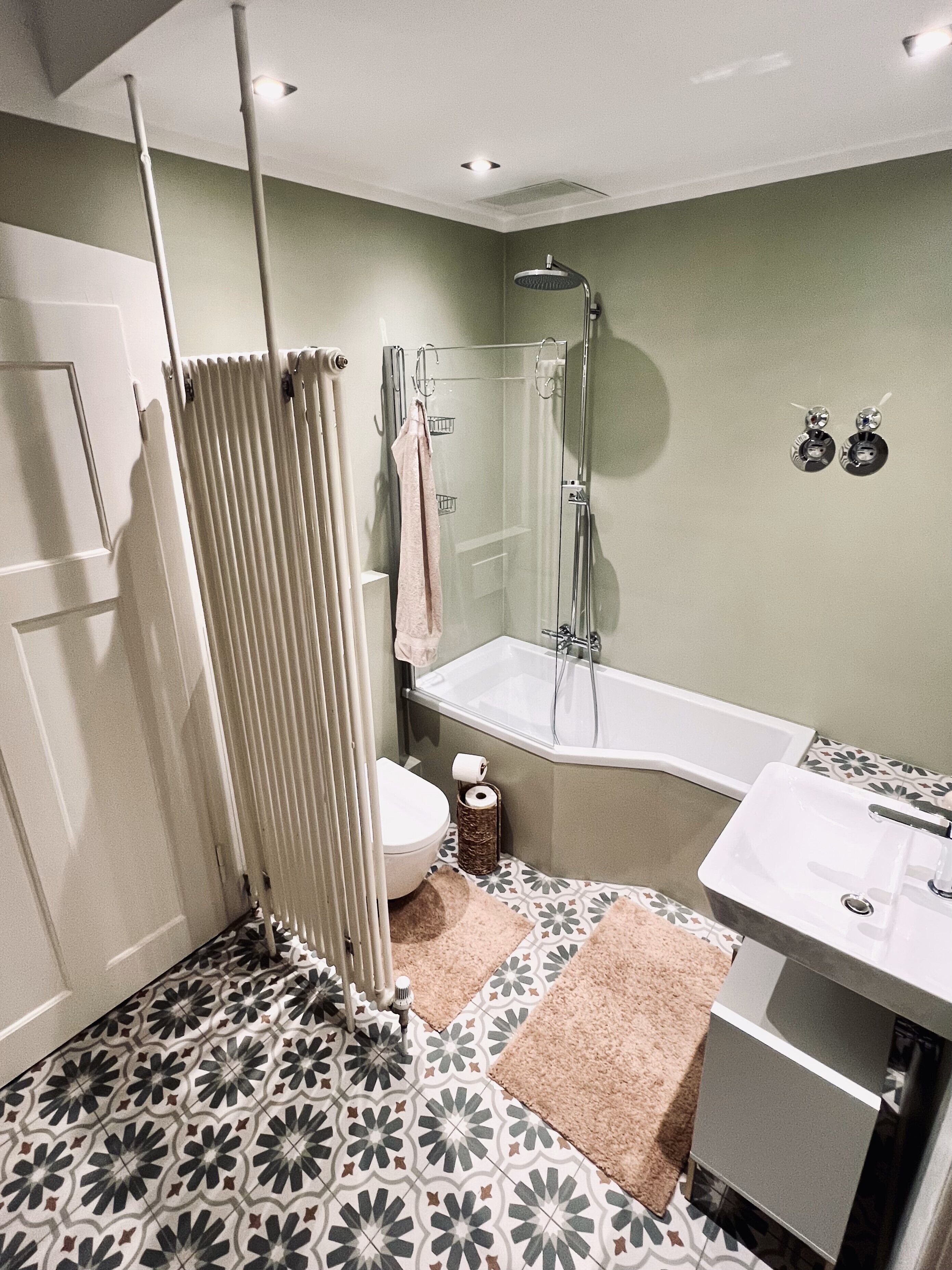 Haartrockner, Handtücher, Seife, Toilettenpapier