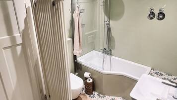 Haartrockner, Handtücher, Seife, Toilettenpapier