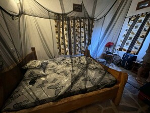 3 bedrooms, iron/ironing board, internet, bed sheets