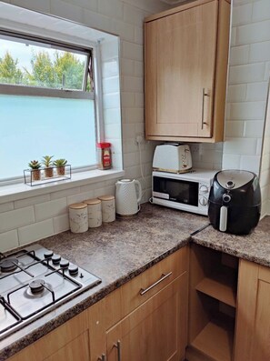 Frigorífico, microondas, horno y placa de cocina