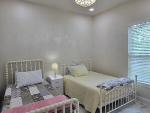 4 bedrooms, iron/ironing board, WiFi, bed sheets