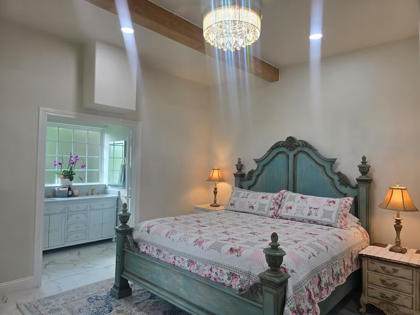 4 habitaciones, tabla de planchar con plancha, wifi y ropa de cama 