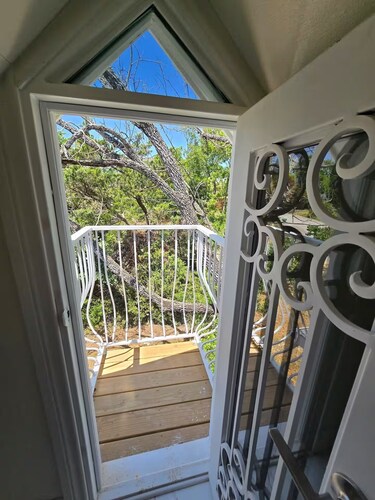 Downtown Vintage Fairytale Home w/ Juliet Balcony