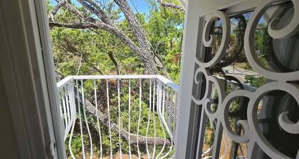 Downtown Vintage Fairytale Home w/ Juliet Balcony