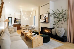 TV, fireplace - Home In Belmont (Charlottesville)