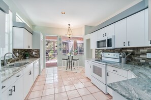 電子レンジ、オーブン、コンロ、食器洗い機