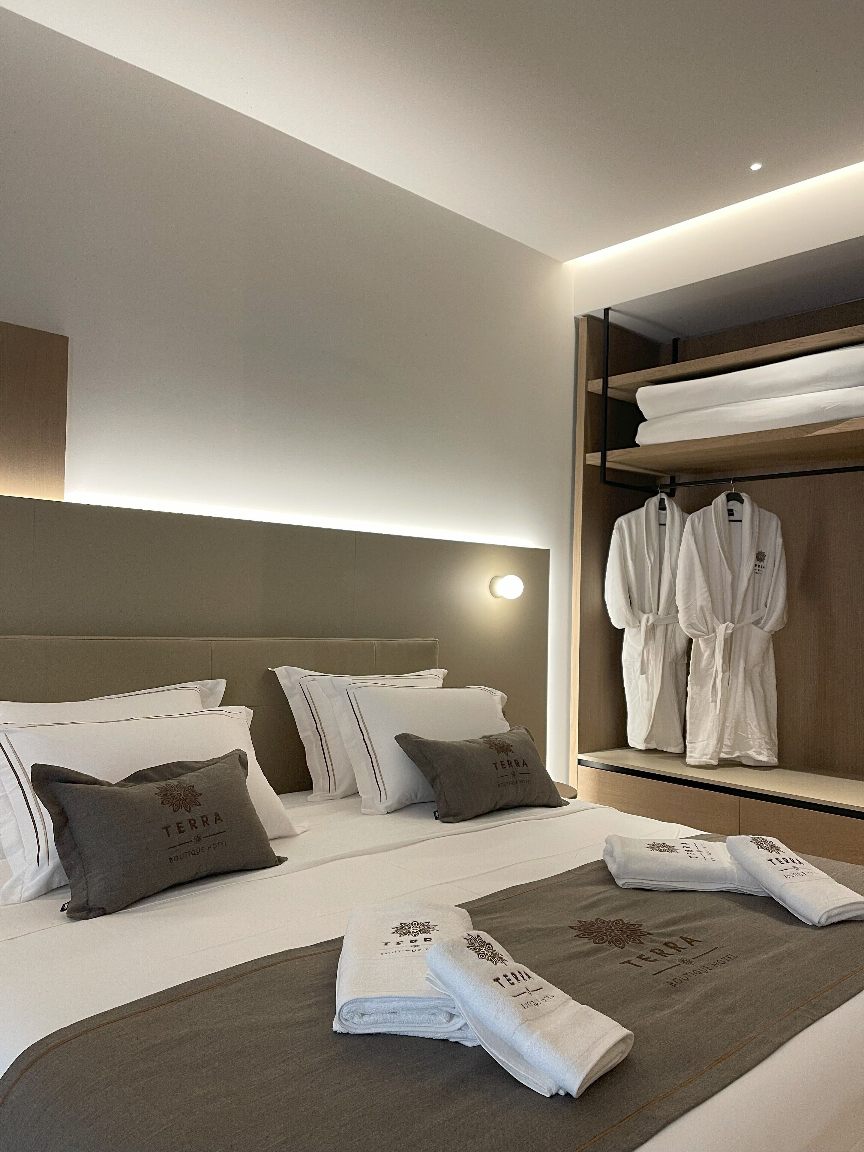 高档床上用品、记忆海绵床垫、迷你吧、客房内保险箱