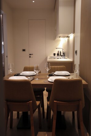 Deluxe Suite | In-room dining