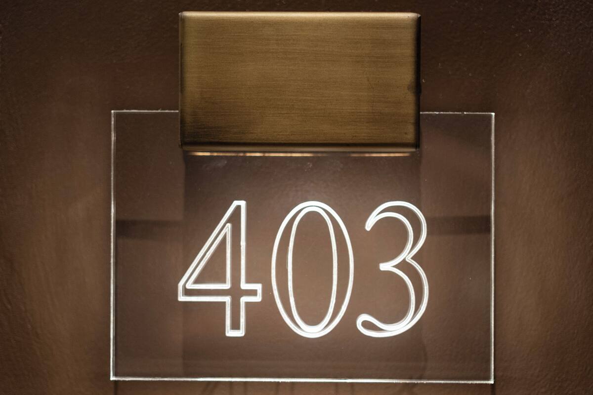 Une plaque d’immatriculation en verre transparent portant le numéro 403.