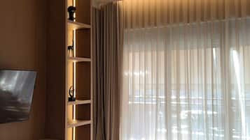 Suite – junior, balkong, elveutsikt | Sengetøy av topp kvalitet, memory foam-senger, minibar og safe på rommet