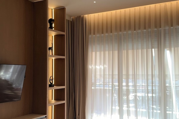 Suite – junior, balkong, elveutsikt | Sengetøy av topp kvalitet, memory foam-senger, minibar og safe på rommet