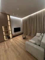 Deluxe-svíta | Stofa | 123-cm snjallsjónvarp með stafrænum rásum