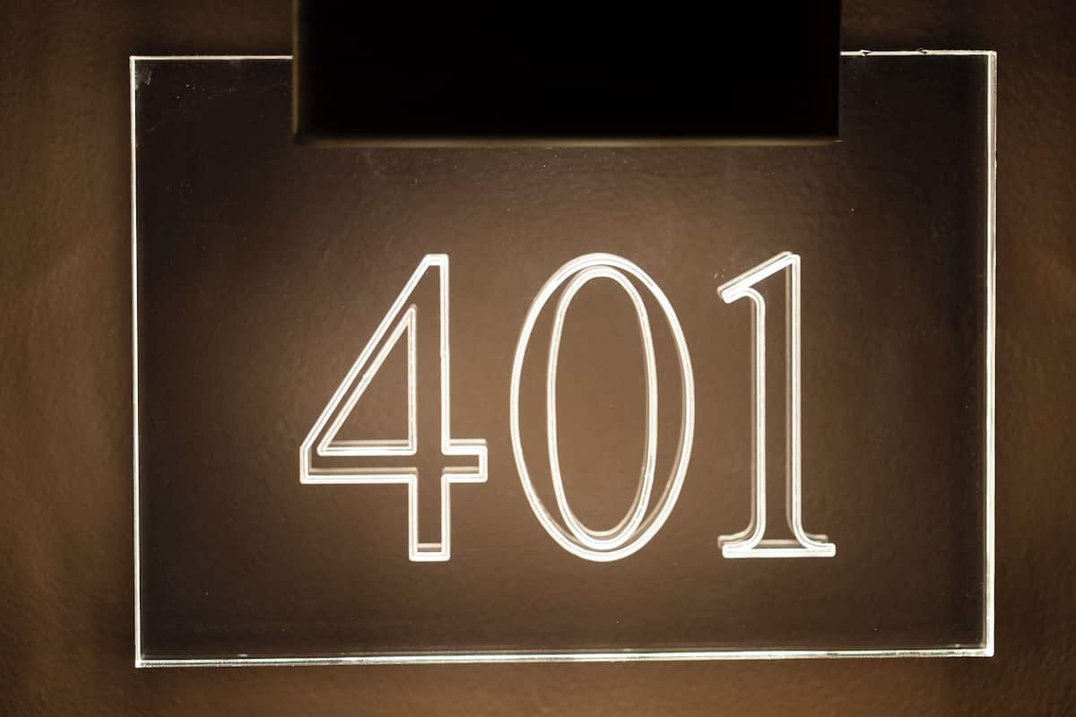 Un panneau lumineux affichant le chiffre 401.