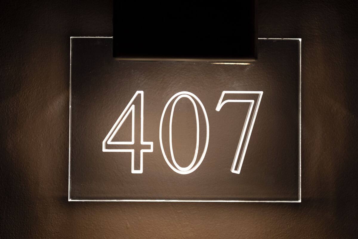 Un panneau lumineux affichant le chiffre 407.