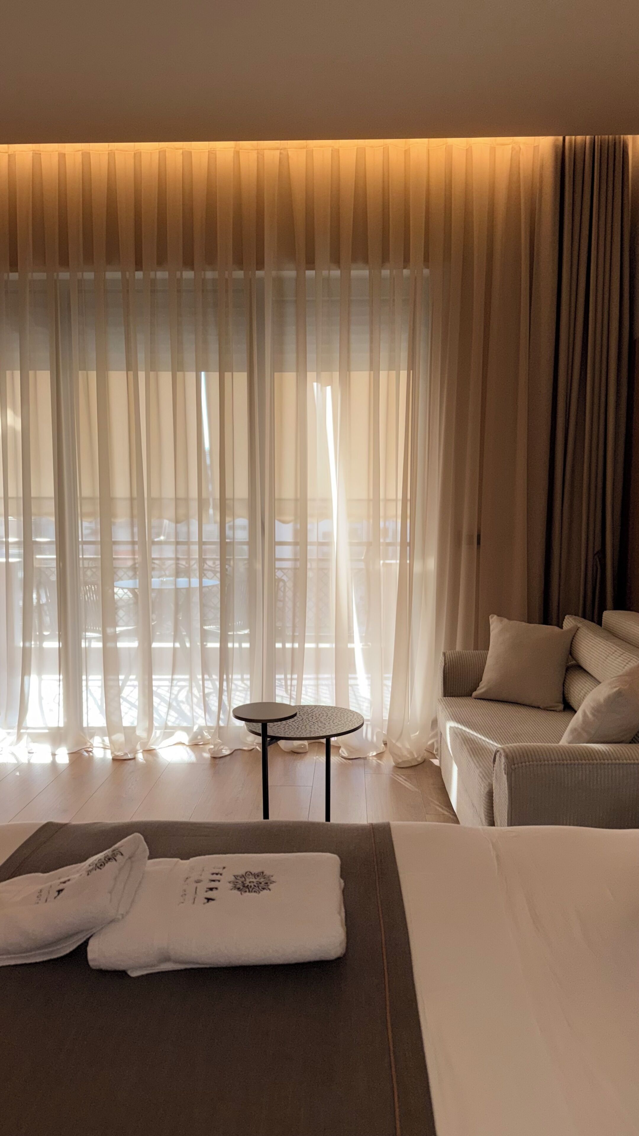 Junior-Suite, Balkon, Flussblick | Wohnbereich | 123-cm-Smart-TV mit Digitalempfang