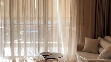 Junior-Suite, Balkon, Flussblick | Wohnbereich | 123-cm-Smart-TV mit Digitalempfang