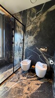 Ducha, artículos de tocador gratuitos, secador de pelo, pantuflas