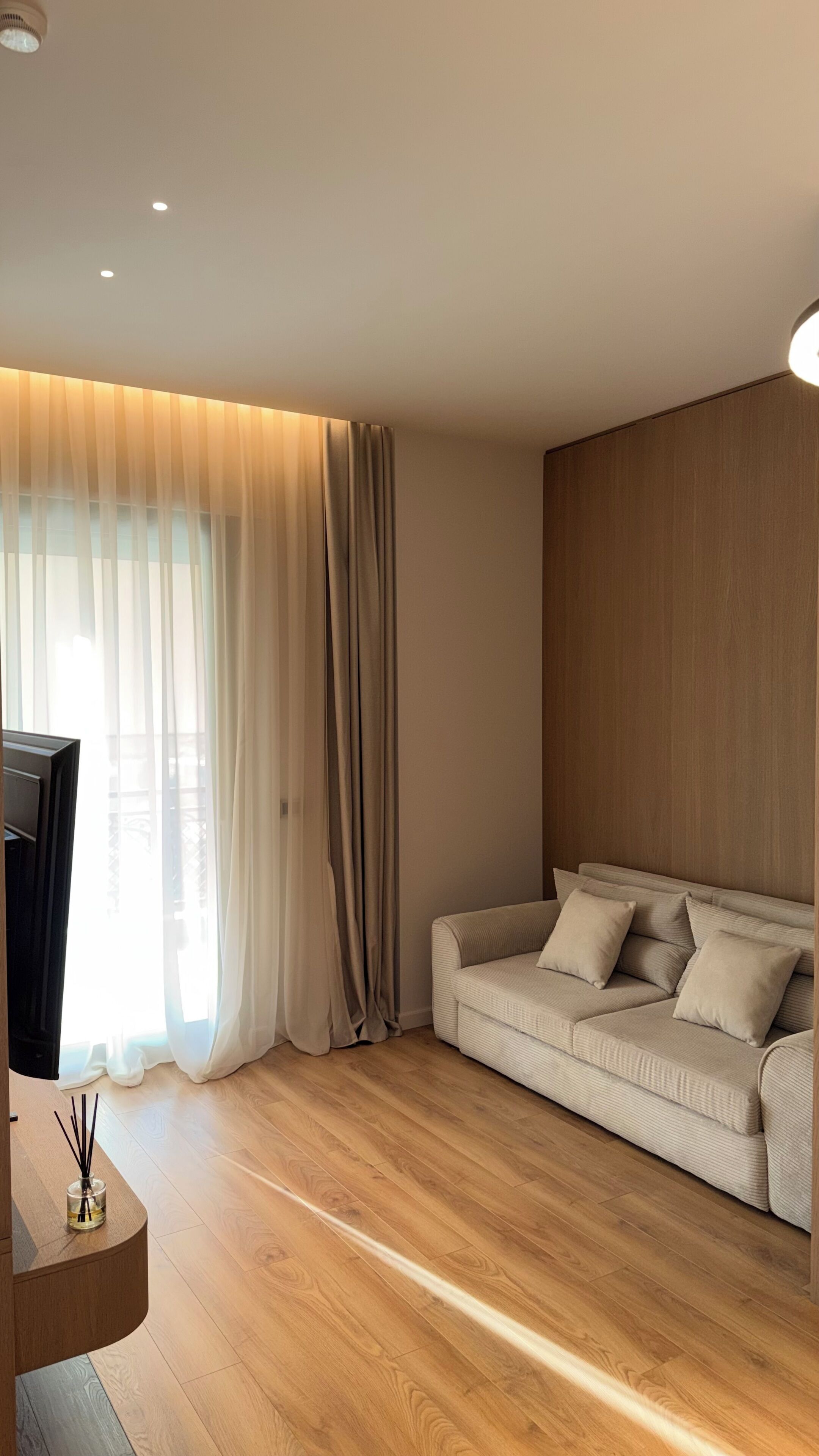 Leilighet – deluxe, kjøkken, elveutsikt | Oppholdsområde | En 123-centimeters smart-TV med digitale kanaler