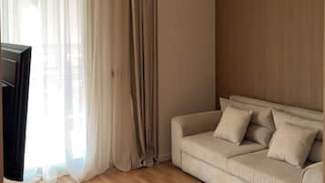 Leilighet – deluxe, kjøkken, elveutsikt | Oppholdsområde | En 123-centimeters smart-TV med digitale kanaler