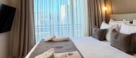 Deluxe Suite | Premium bedding, memory foam beds, minibar, in-room safe