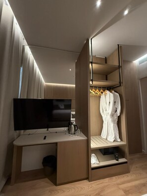Signature Double Room | Wardrobe