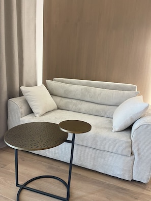 Junior Suite, Balcony, River View | Ruang tamu | 123 cm sebuah televisyen pintar dengan digital