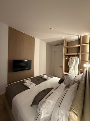 Ropa de cama de alta calidad, colchones con efecto memoria y minibar