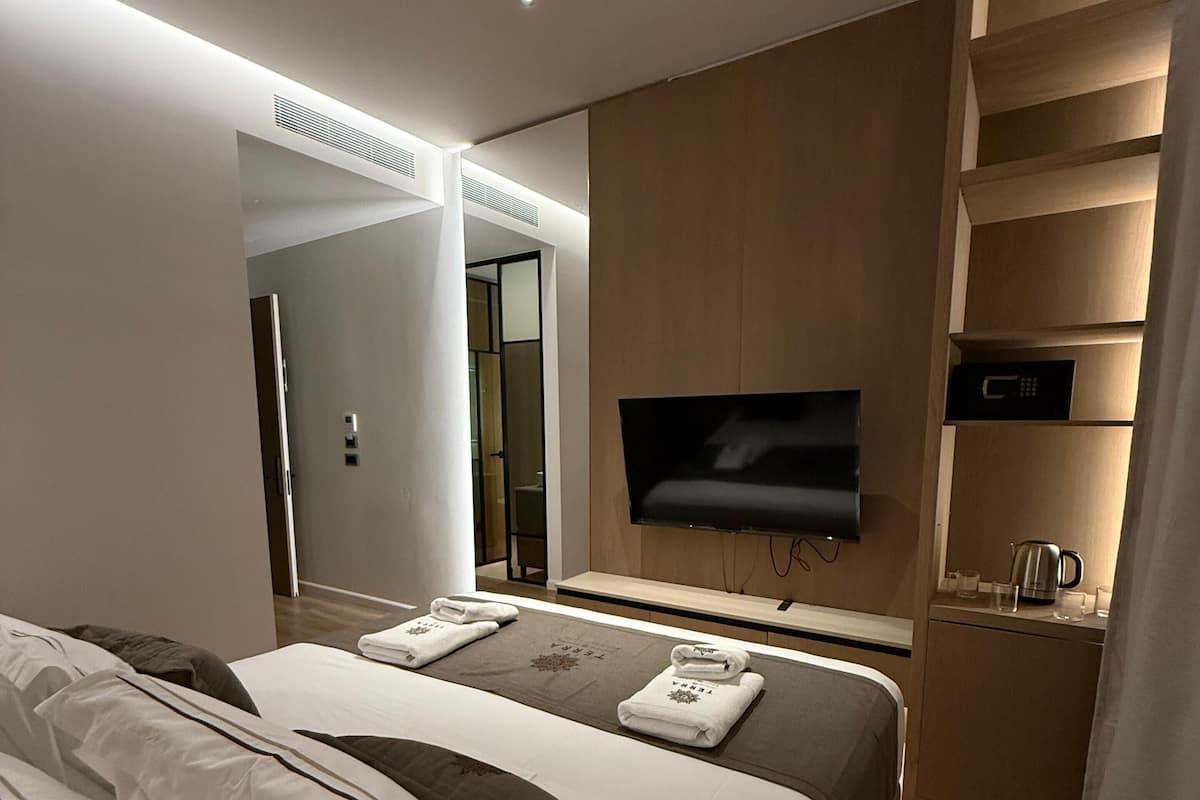 Standard-Doppelzimmer | Hochwertige Bettwaren, Betten mit Memory-Foam-Matratzen, Minibar