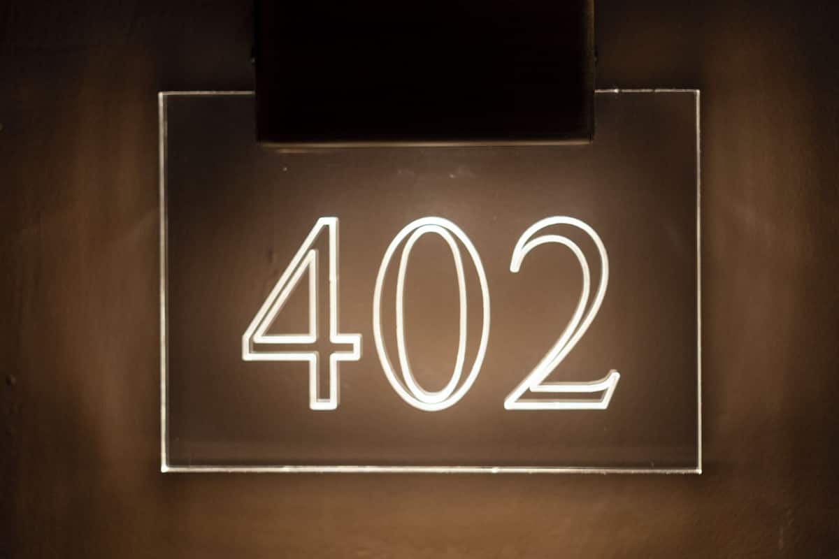 Un panneau lumineux affichant le chiffre 402.