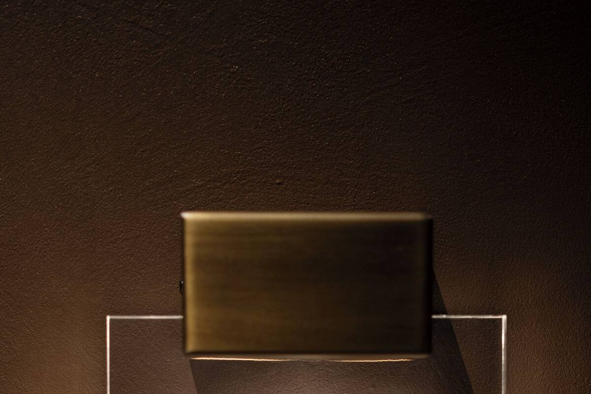 Une plaque fixée au mur, portant le numéro « 404 », qui indique le numéro d’une pièce ou d’un lieu.