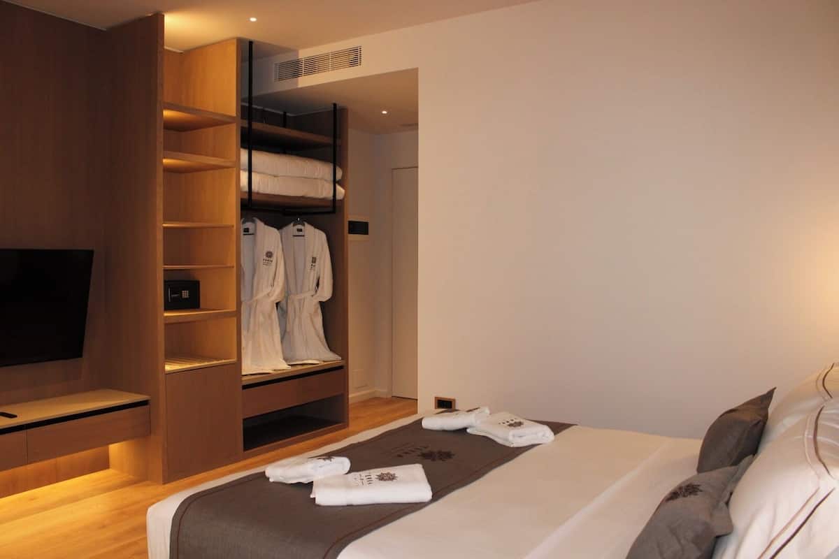 Superior Triple Room | Peralatan tempat tidur premium, busa memori, bar mini