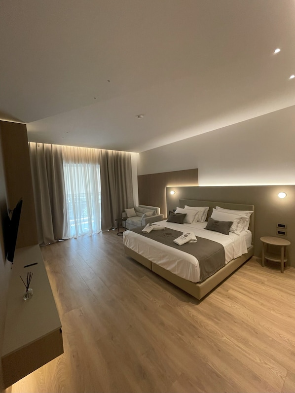 Junior Suite, Balcony, River View | Peralatan tempat tidur premium, busa memori, bar mini