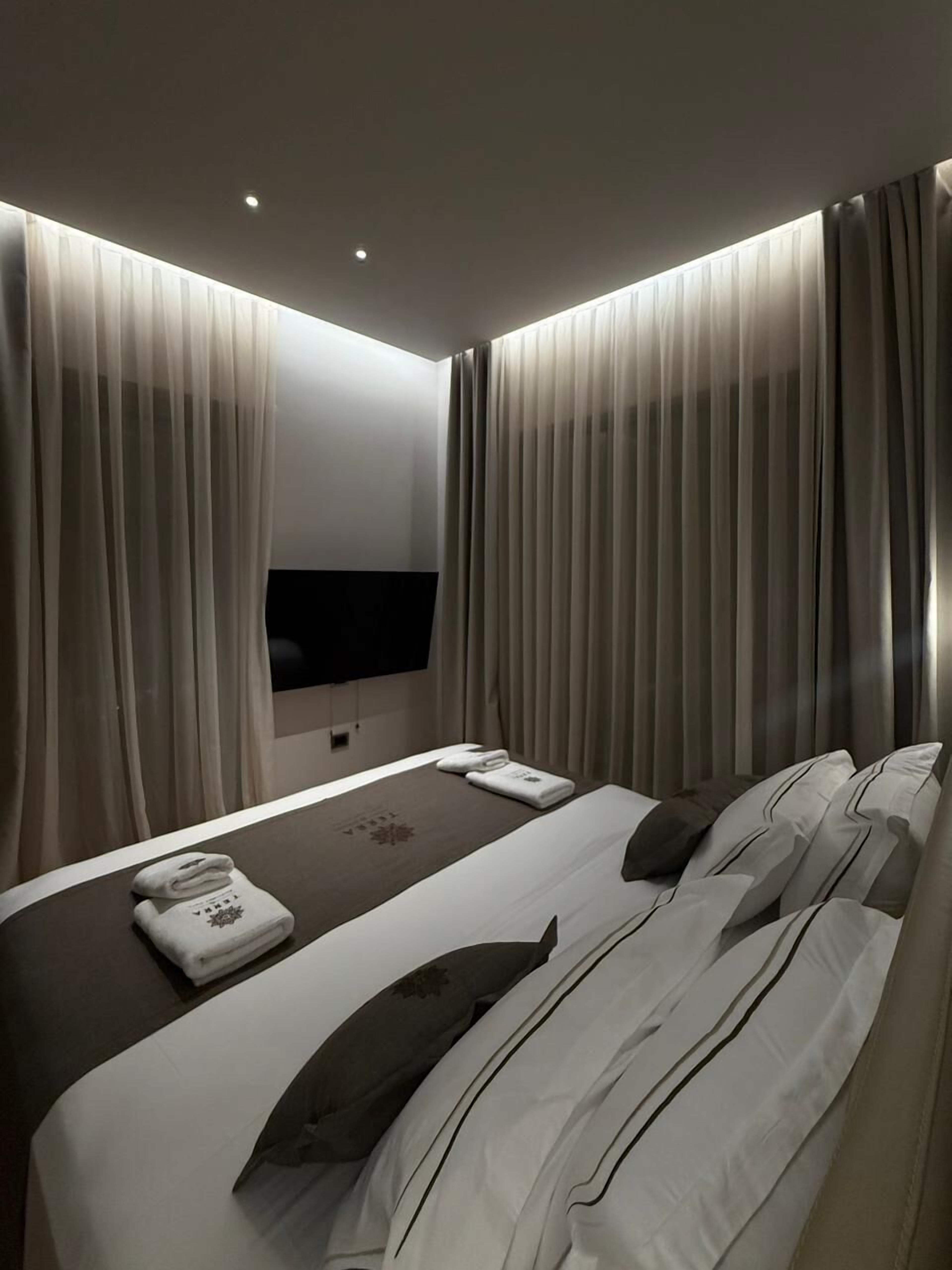 Suite Deluks | Seprai premium, busa memori, minibar, dan brankas