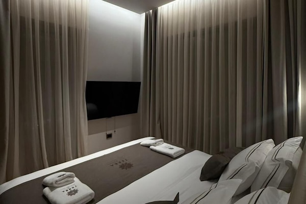 Deluxe Suite | Premium bedding, memory foam beds, minibar, in-room safe