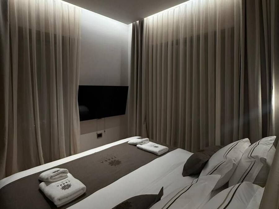 Deluxe Suite | Premium bedding, memory foam beds, minibar, in-room safe