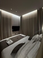 Deluxe-svíta | Rúmföt af bestu gerð, rúm með memory foam dýnum, míníbar