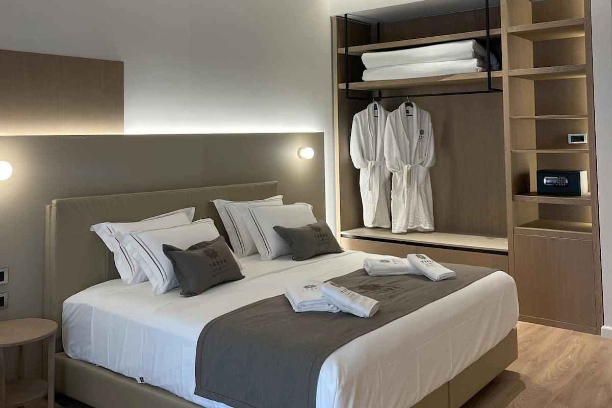 Junior Suite, Balcony, River View | Peralatan tempat tidur premium, busa memori, bar mini
