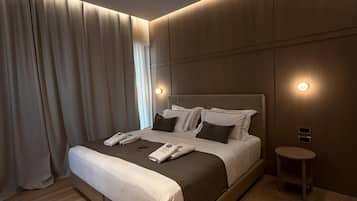 Superior dubbelrum | SÀngtillbehör av högsta kvalitet, memory foam-madrasser och minibar