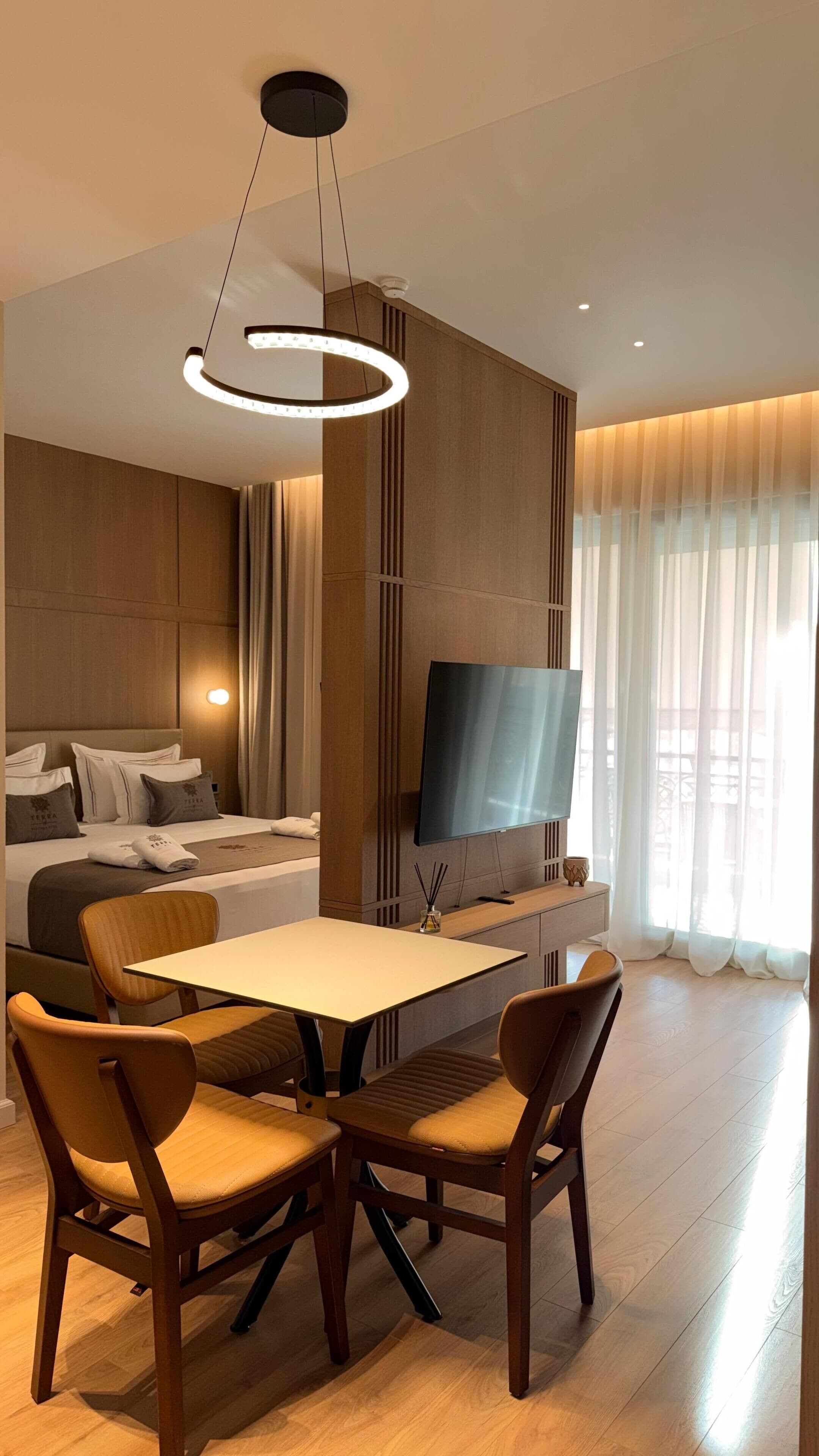 Appartement Deluxe, cuisine, vue fleuve | Coin séjour | TV connectée de 123 cm avec chaînes numériques